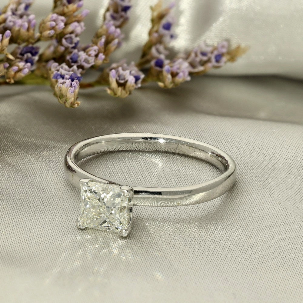 Pre-owned 9ct White Gold 0.90ct Princess Cut Diamond Solitaire Ring