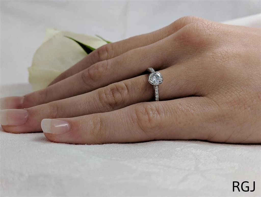 The Memoire Saona Platinum 0.41ct Round Brilliant Cut Diamond Solitaire Engagement Ring With 0.14ct Diamond Set Shoulders
